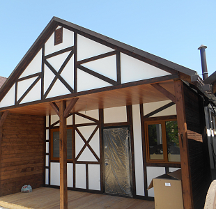 Один из семи построенных из СИП панелей гостевых домиков с отделкой. Краснодарский край, село Кабардинка